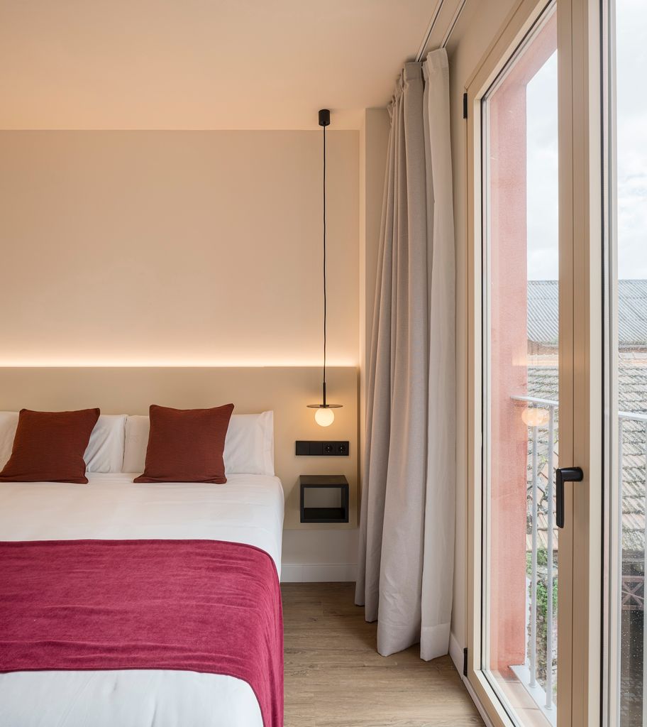 Dormitorio de invierno iluminado.  