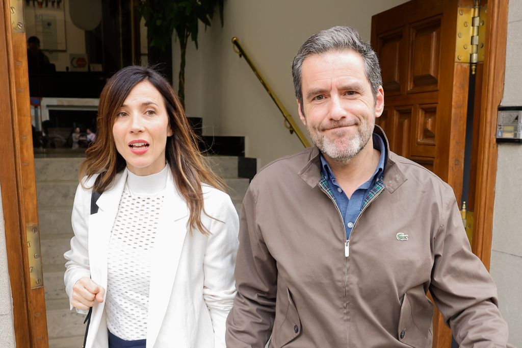 Barbara Goenaga y Borja Sémper en la capilla ardiente de Fernando Onega
