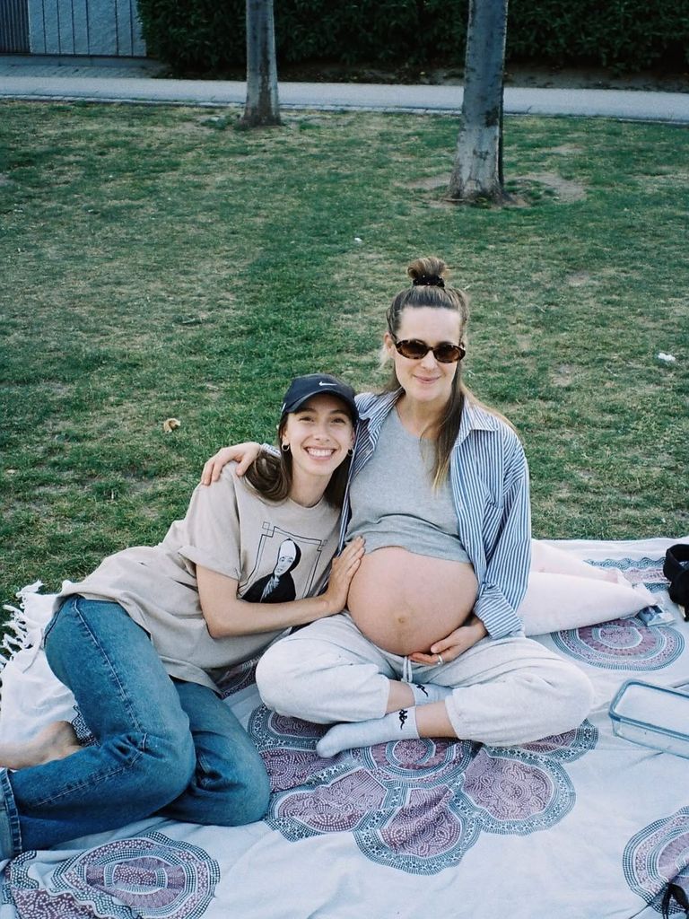 Alba con una amiga