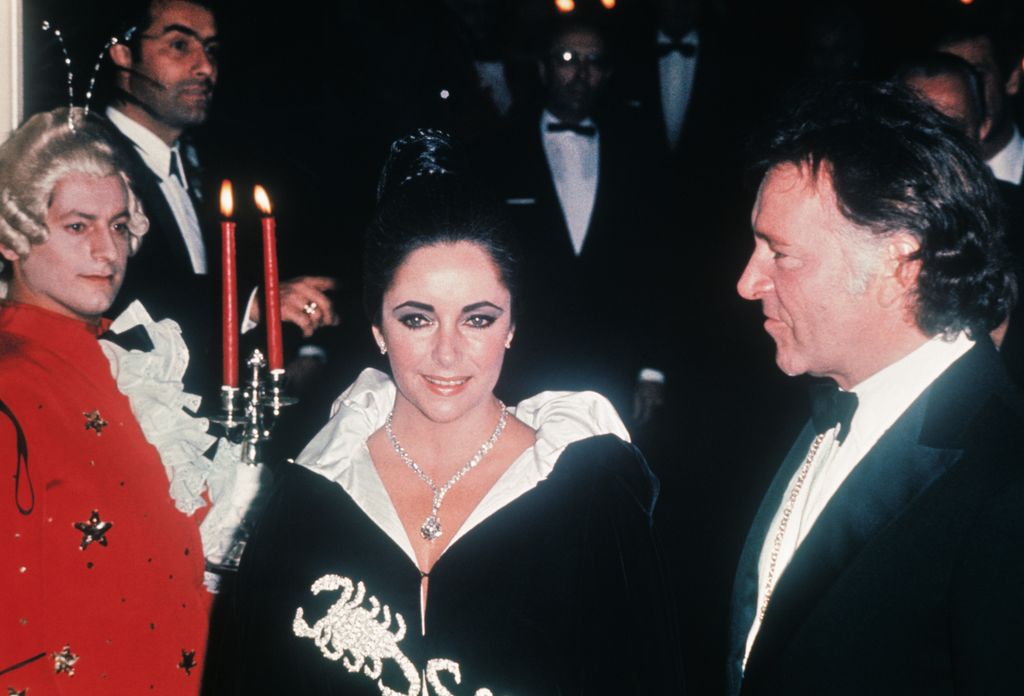 Liz Taylor con su marido Richard Burton, asisten al 40 cumpleaños de Grace Kelly en Montecarlo, 1969