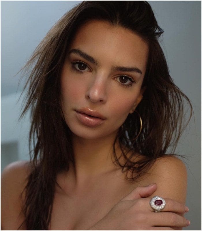 Emily Ratajkowski con anillo. 