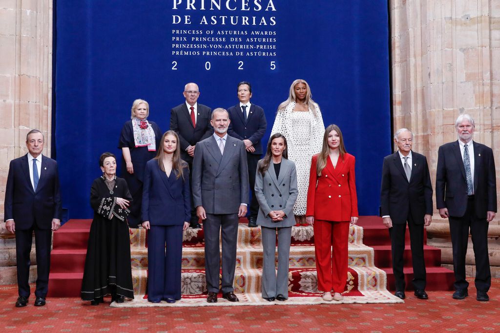 Los Reyes y sus hijas con los galardonados de los Premios Princesa de Asturias 2025