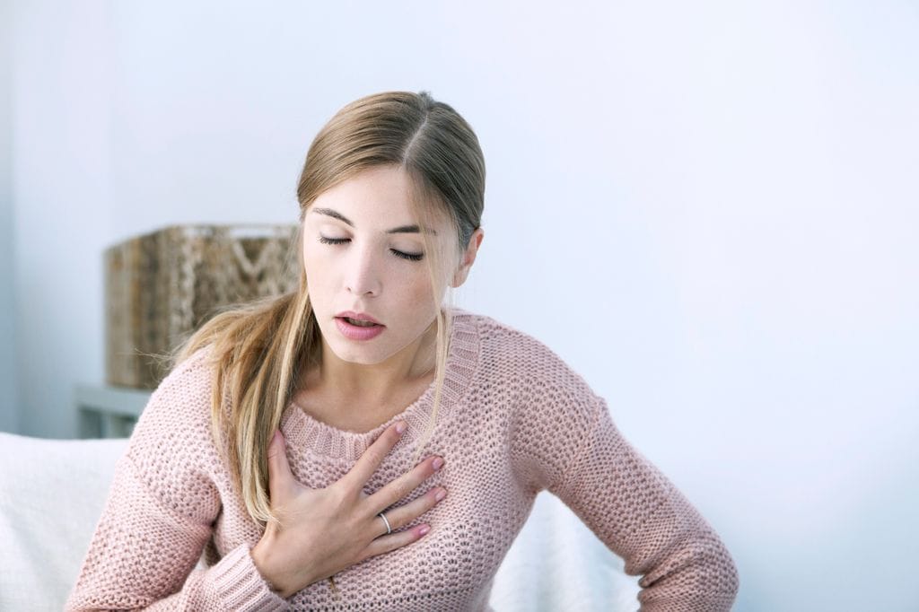 mujer con dificultades para respirar