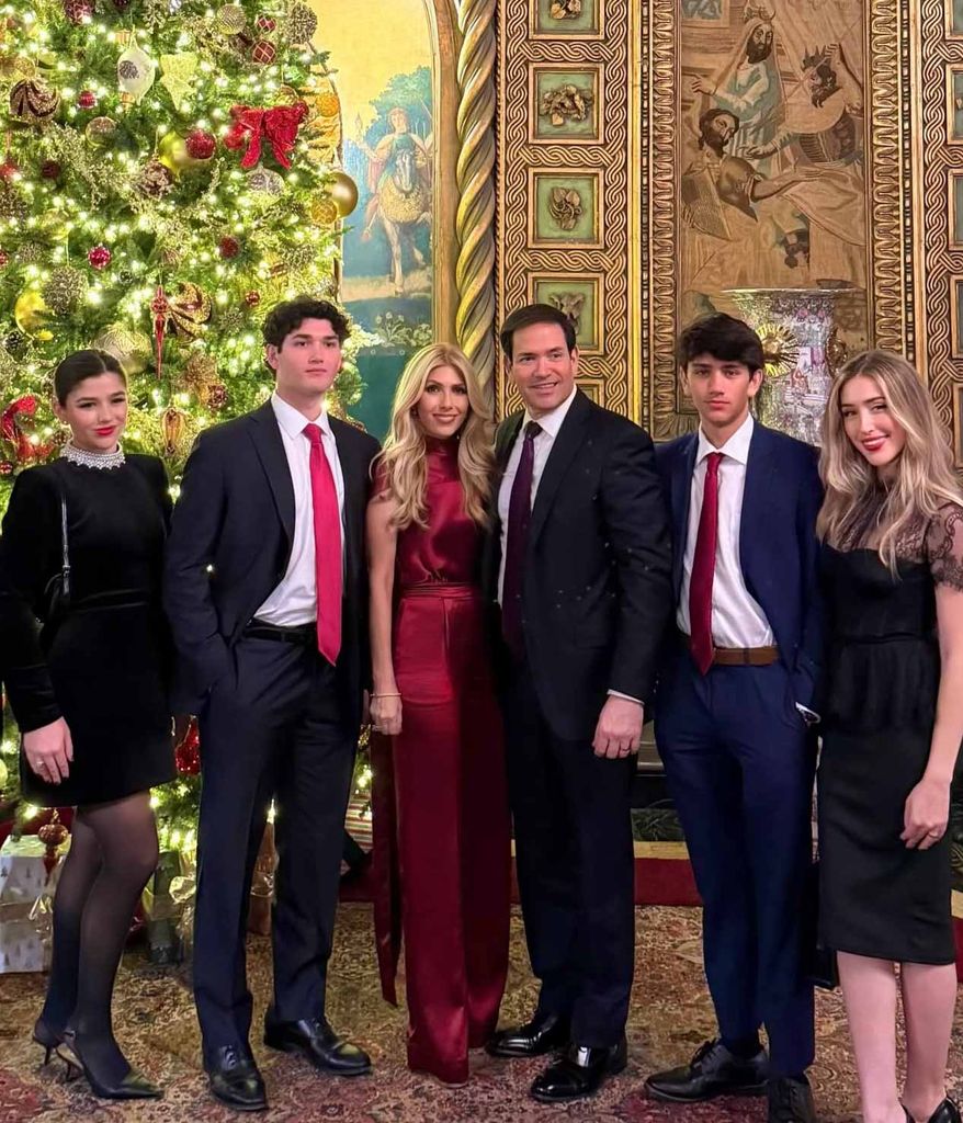 Marco Rubio y su esposa Jeanette con sus cuatro hijos en su postal navideña de 2025.