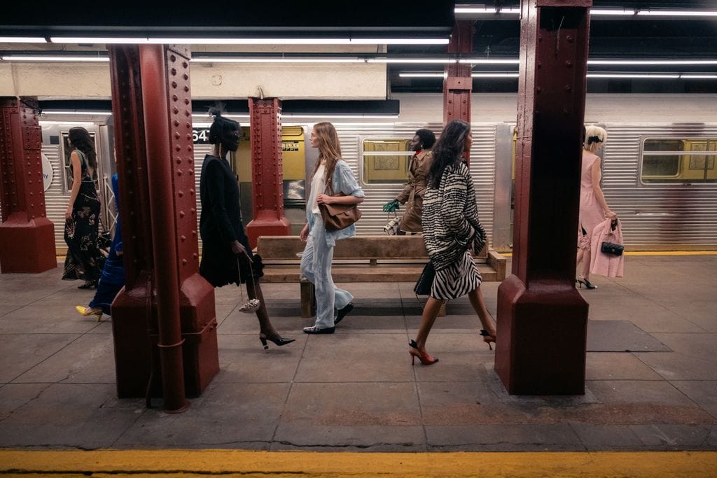 Chanel desfile Metiers D'art 2026 en el metro de Nueva York
