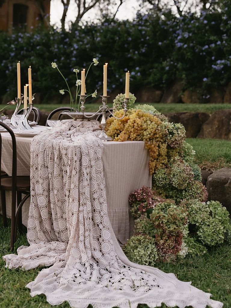 Decoración de mesas de boda con frutas y verduras cascada