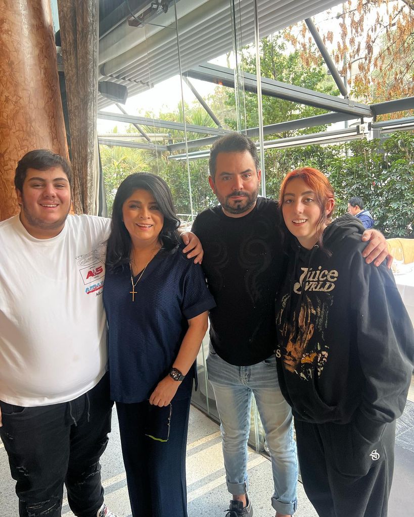 Victoria Ruffo con sus tres hijos: Anuar, José Eduardo y Vicky.