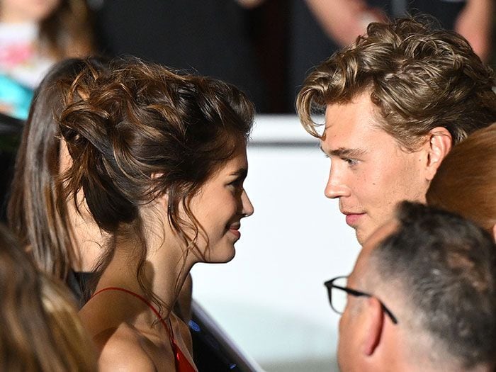 Austin Butler y Kaia Gerber se dedican una mira cómplice 