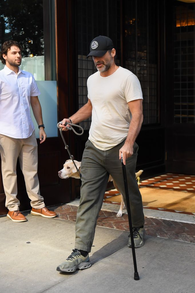 Jim Curtis sale de su hotel en Nueva York, detrás de Jennifer Aniston.