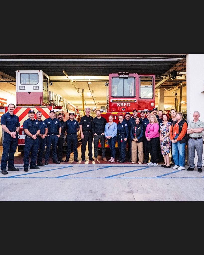 El príncipe Harry, duque de Sussex, y John Mills, cofundador y CEO de Watch Duty, pasaron tiempo en las estaciones de bomberos locales de Santa Bárbara viendo las realidades que entran en la respuesta de emergencia: revisando camiones de cepillos y todoterreno de rescate, así como drones de búsqueda y rescate térmicos