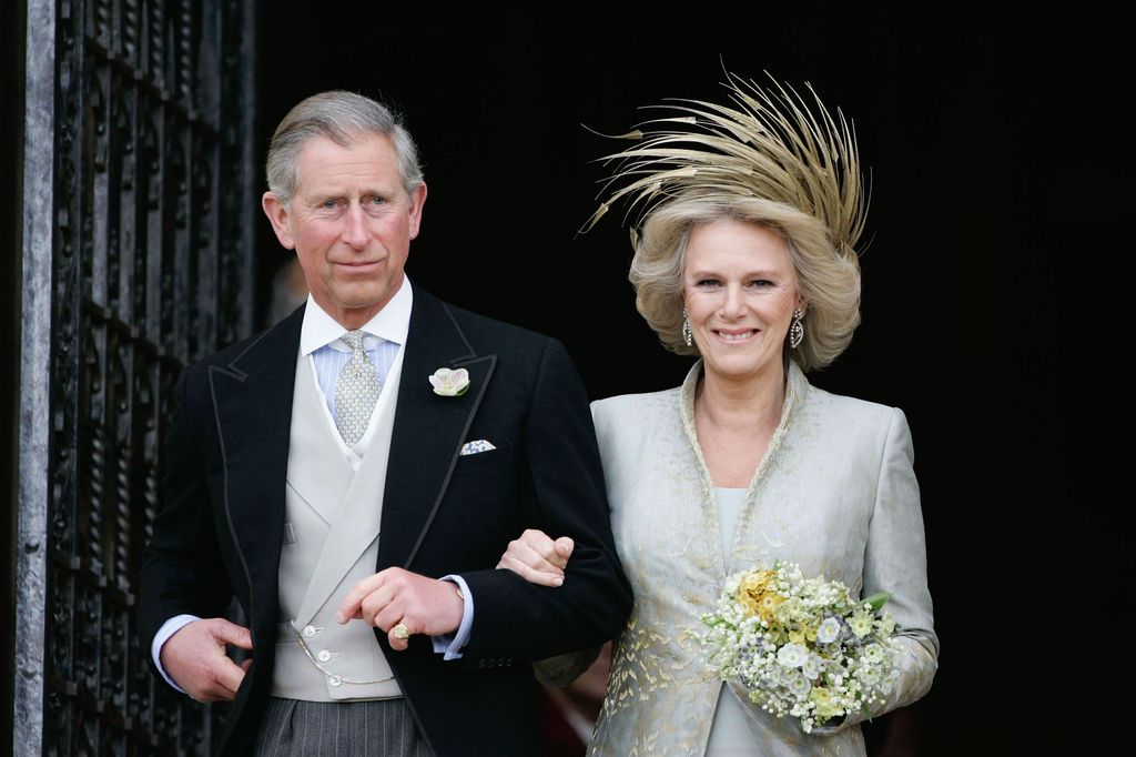 El entonces príncipe de Gales con su esposa, Camilla, la duquesa de Cornualles, en la bendición de su matrimonio en el Castillo de Windsor, el 9 de abril de 2005.