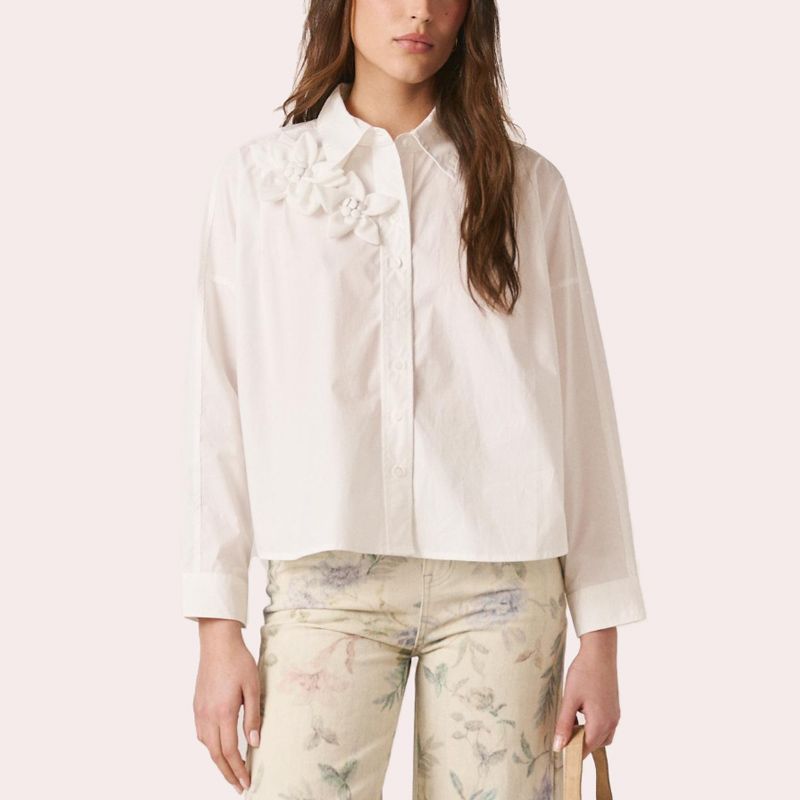 Camisa de mujer lisa con detalle de flores en el hombro derecho y escote en pico - Alma en Pena - Blanco