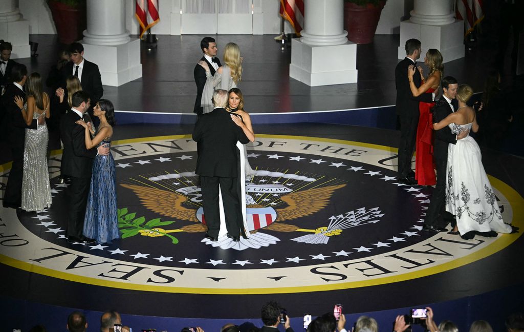 En el centro Donald Trump con la primera dama Melania Trump. A la izquierda, el vicepresidente JD Vance y su esposa Usha. A su lado, Donald Trump Junior con Kai. Ivanka Trump y Jared también aparecen en la imagen, así como Eric y Lara Trump, así como Tiffany Trump y su esposo Michael Boulos.