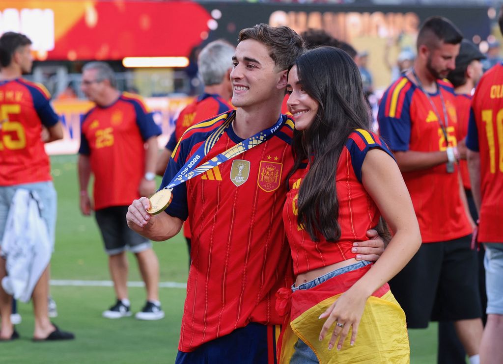 Pablo Gavi y Ana Pelayo posando con la medalla de campeones del mundo