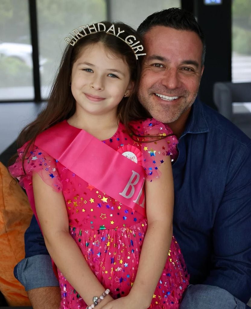 Luna Adkins junto a su papá, Jay Adkins