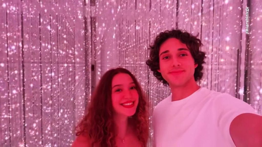 Mia y Tarik se dirigieron a TeamLab Borderless, un museo de arte inmersivo y digital ubicado en Tokio.