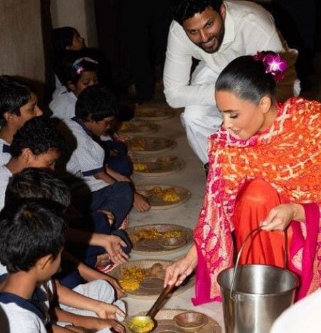 Kim Kardashian sirviendo comida en el templo ISKCON 