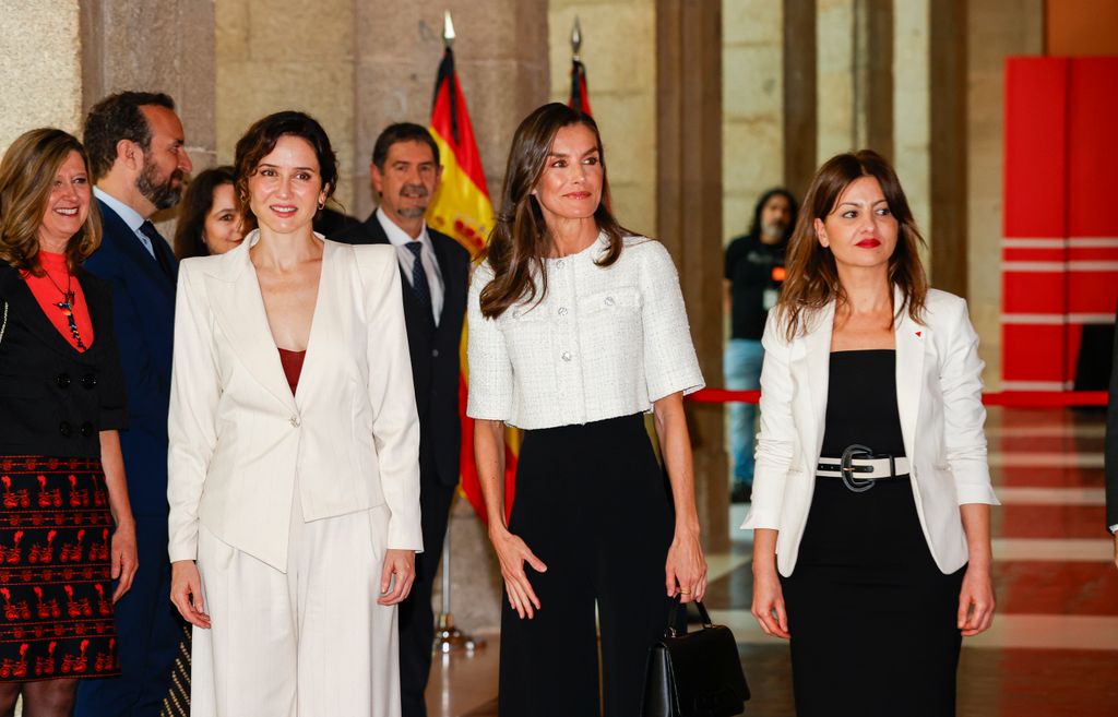 La reina Letizia estrena un top de tweed de Maje