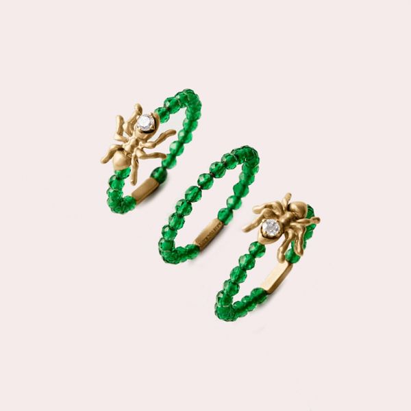 Anillo triple bañado en oro amarillo con cristales blancos y verdes y motivos de hormigas Dorado Aristocrazy