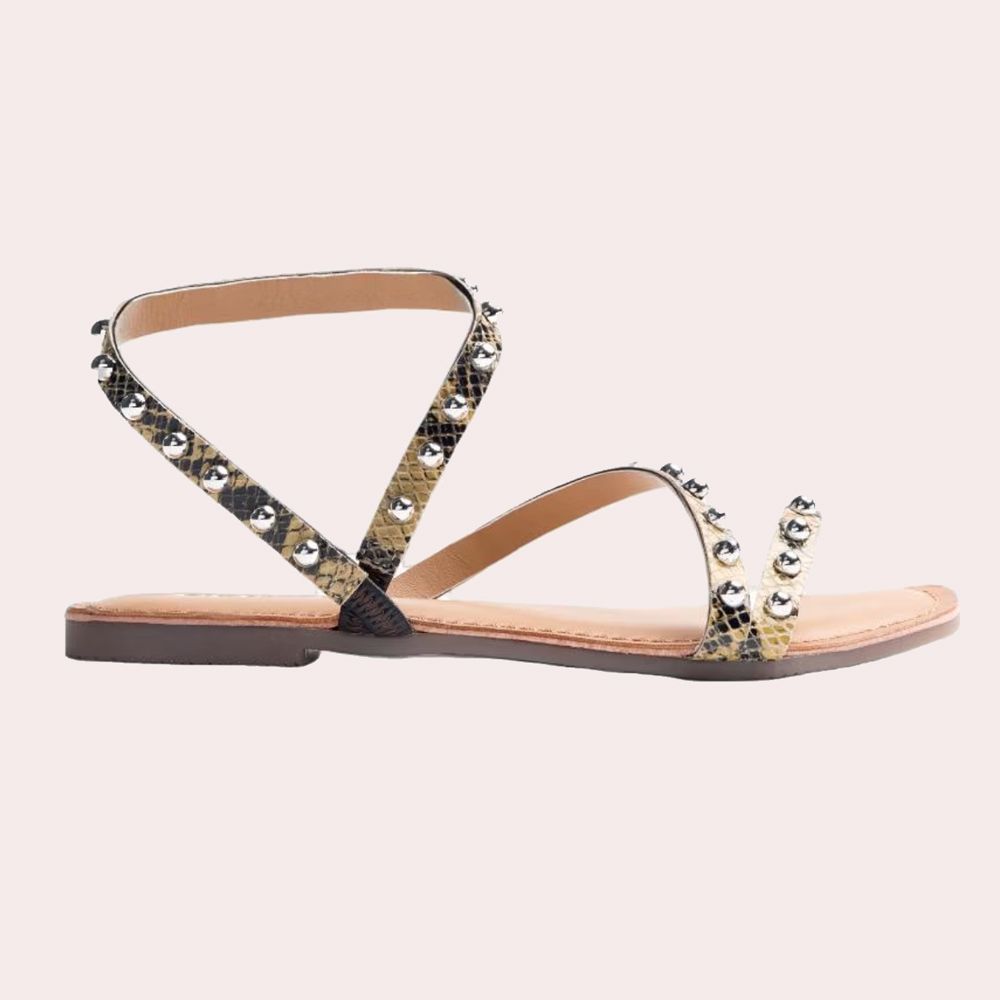 Sandalias piel estampado animal y tachas Natural Gioseppo