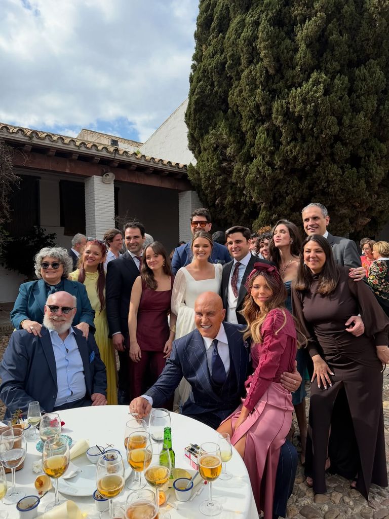 La familia al completo durante la bonita boda