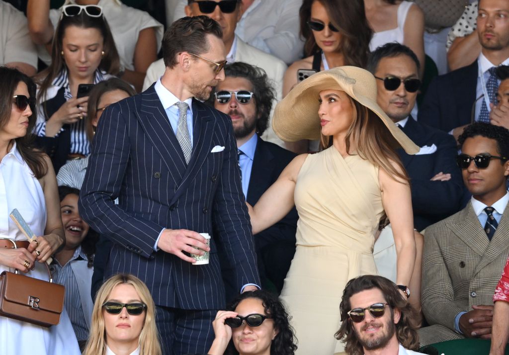 Tom Hiddleston y Jennifer Lopez juntos en la final varonil de Wimbledon.