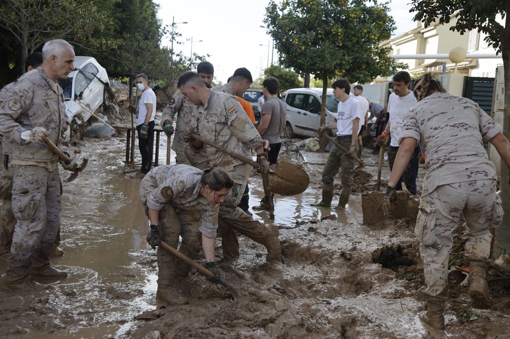 Voluntarios ayudando en la DANA de Valencia