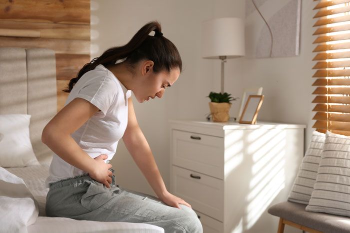 mujer con dolor de estómago
