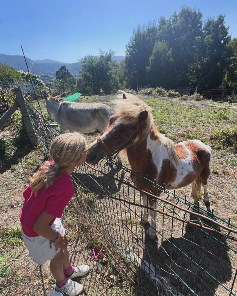El tierno beso de Ena Lequio a Ginger, su pequeño caballo