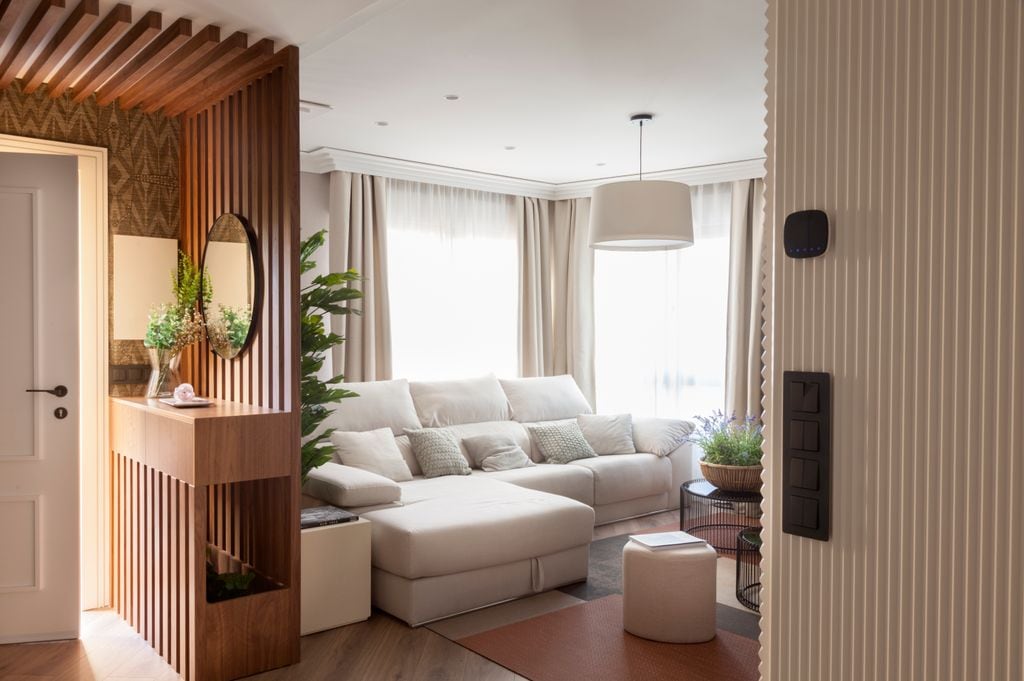 Salón separado del recibidor con celosía. 