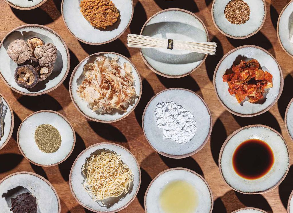 En este libro Matsuhisa propone recetas japonesas adaptadas y accesibles para los hogares. 