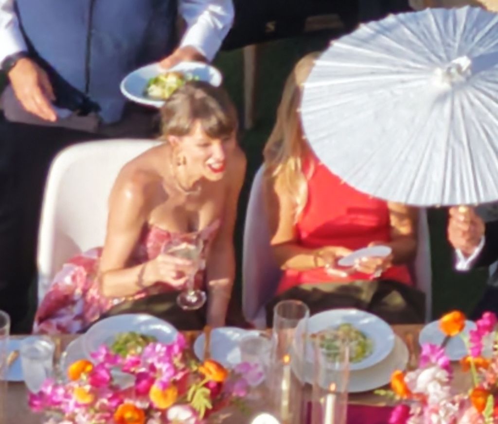 Taylor Swift se dejó ver muy feliz conviviendo con otros invitados.