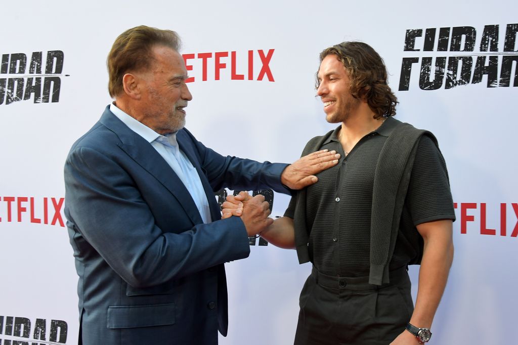Arnold Schwarzenegger y Joseph Baena, en el preestreno de 'Fubar 2' (Netflix)