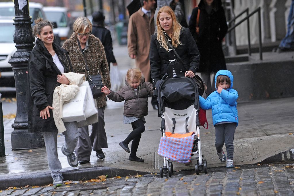 Amanda Peet, con su madre Penny y su hija Frances, en 2010