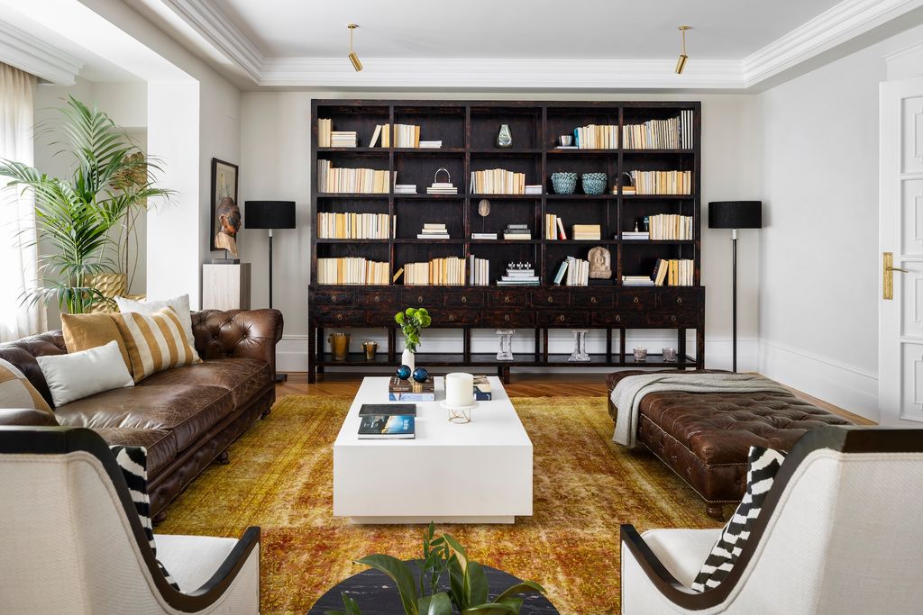 Salón con estantería llena de libros. 