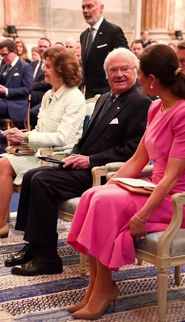 El rey junto a a la princesa Victoria, previo al regalo otorgado por el Gobierno