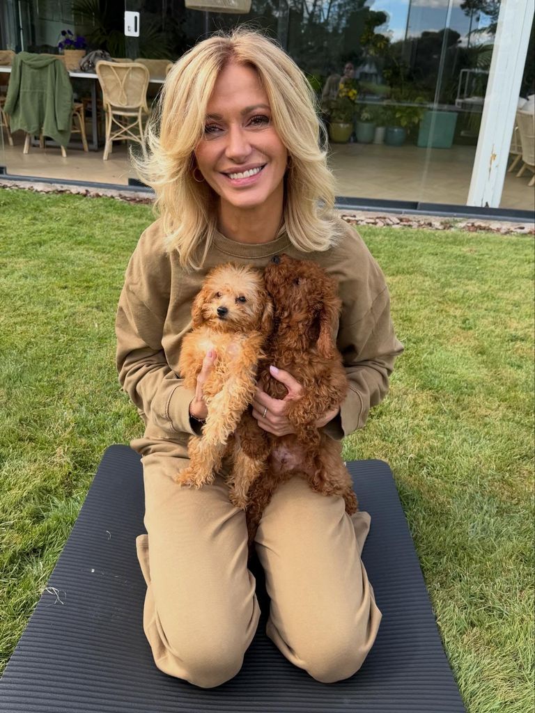 Susanna Griso posa con sus perritos en el porche de su casa en Madrid