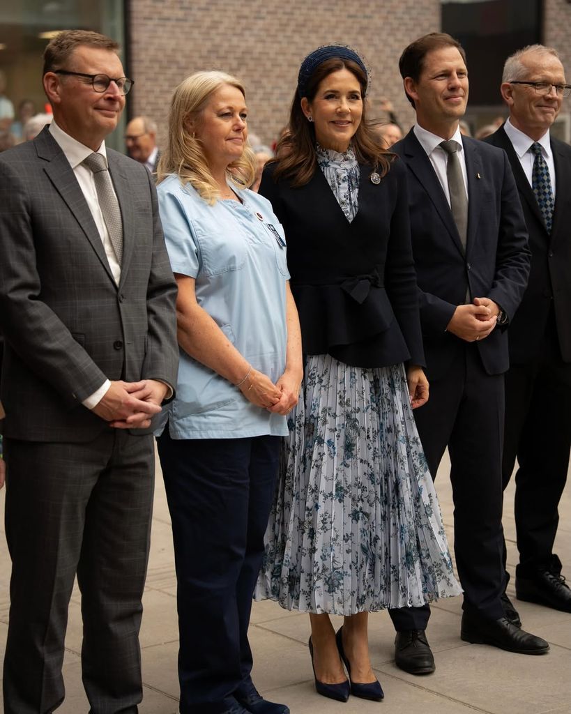 Mary de Dinamarca con un vestido de flores plisado y diadema