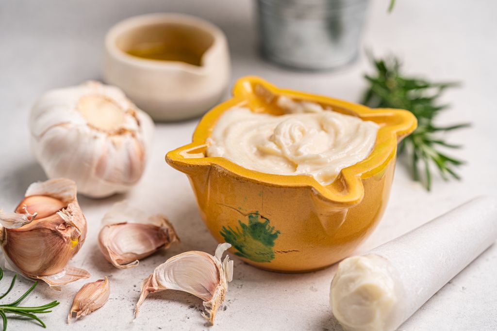 La salsa alioli se elabora en un mortero emulsionando aceite de oliva, ajo y sal.