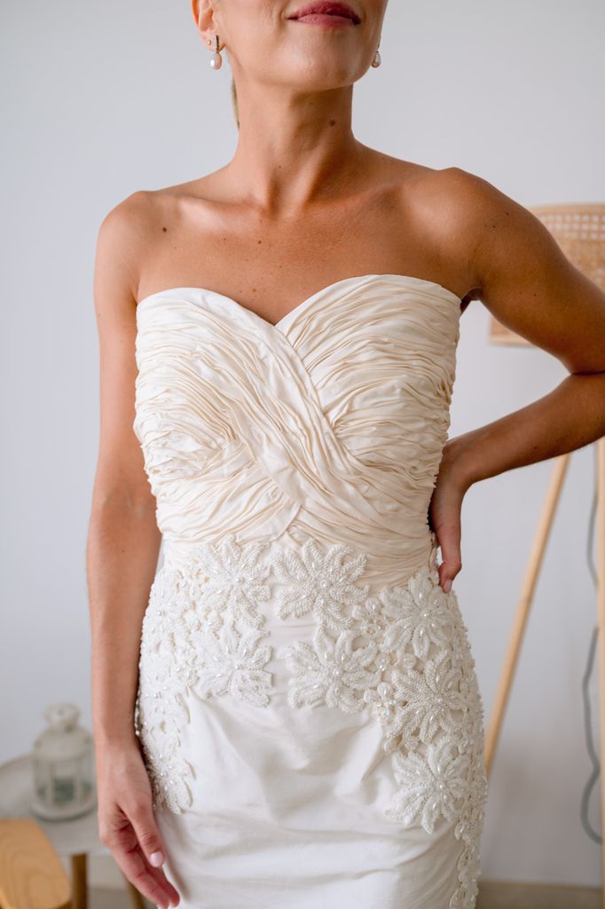 Fuencisla, la novia que se casó con un vestido de alta costura elegido por su abuela en los 80: "Me sorprendió mucho la calidad de las telas"