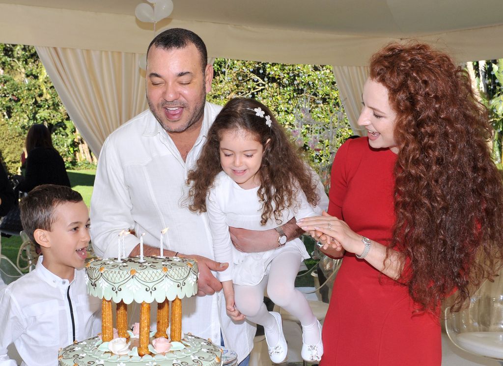 Lalla Khadija, en brazos de su padre Mohamed VI el día de su cuarto cumpleaños en 2011