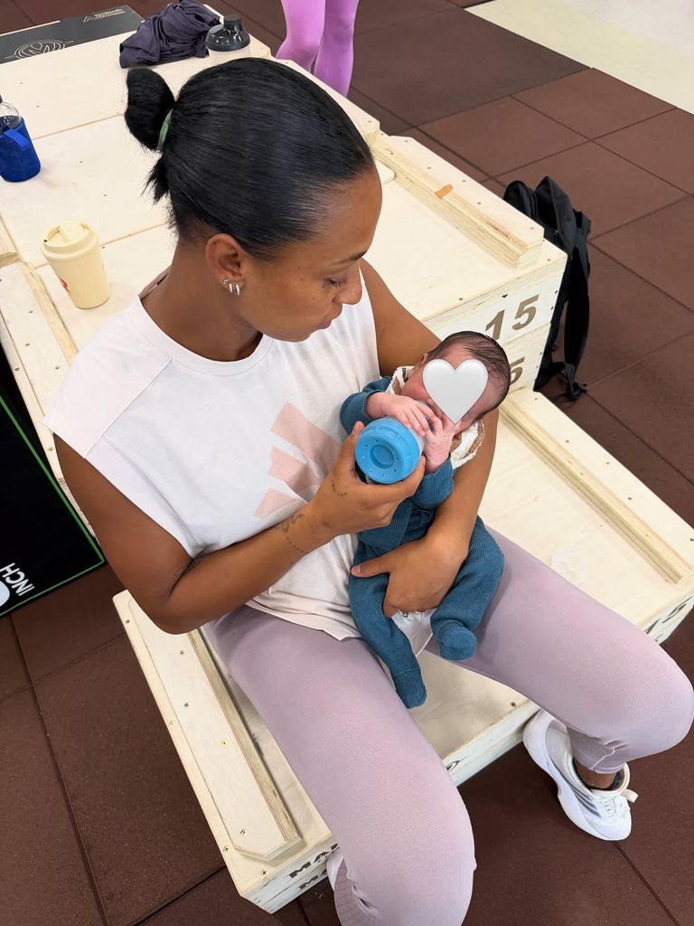 Ana Peleteiro, con su hijo León 