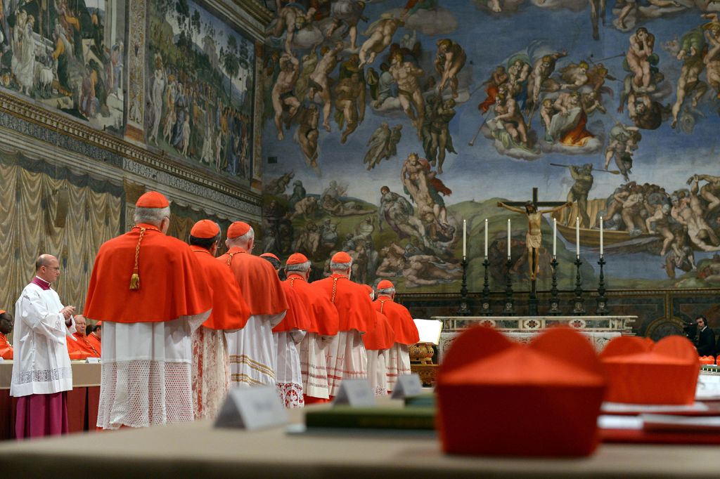 Los cardenales ingresaron a la Capilla Sixtina para el cónclave el 12 de marzo de 2013 en el Vaticano.