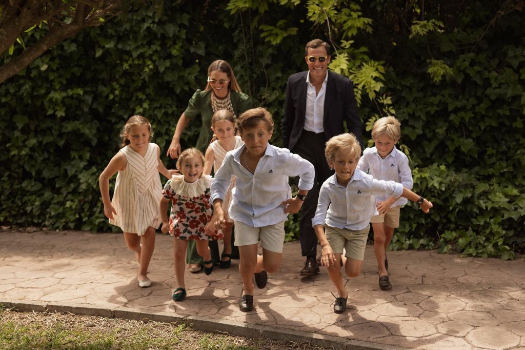 Cristina Martínez Gijón y su marido Álvaro posan en una divertida imagen junto con sus seis hijos hijos
