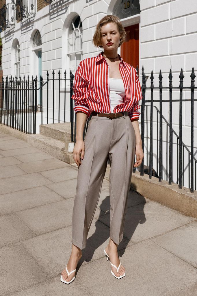 Pantalones de traje ligeros de Zara para ir a la oficina y en la ciudad en verano