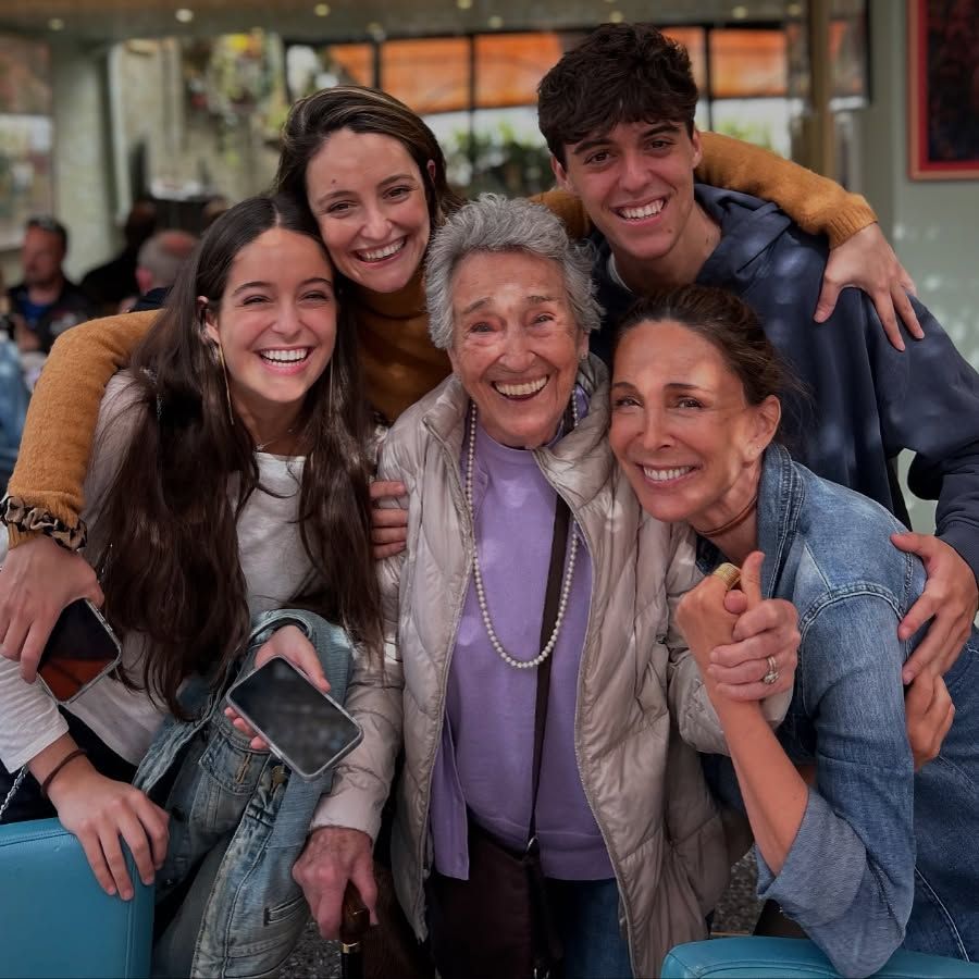 Lydia Bosch con su madre y sus tres hijos