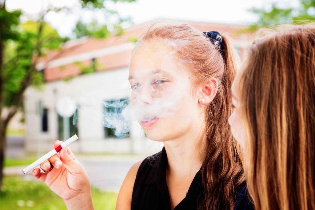 Adolescente con un váper