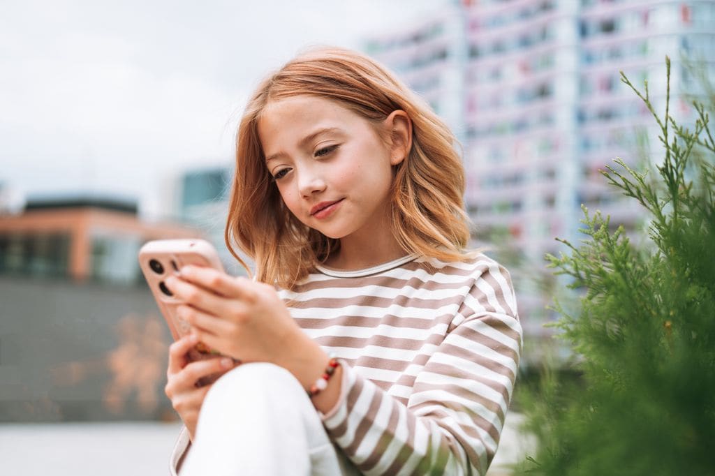 Adolescente con el móvil