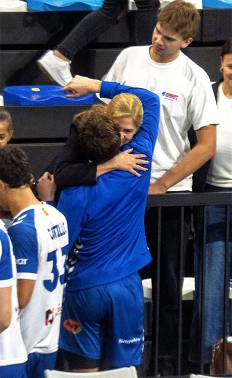 La Infanta abraza a su hijo
