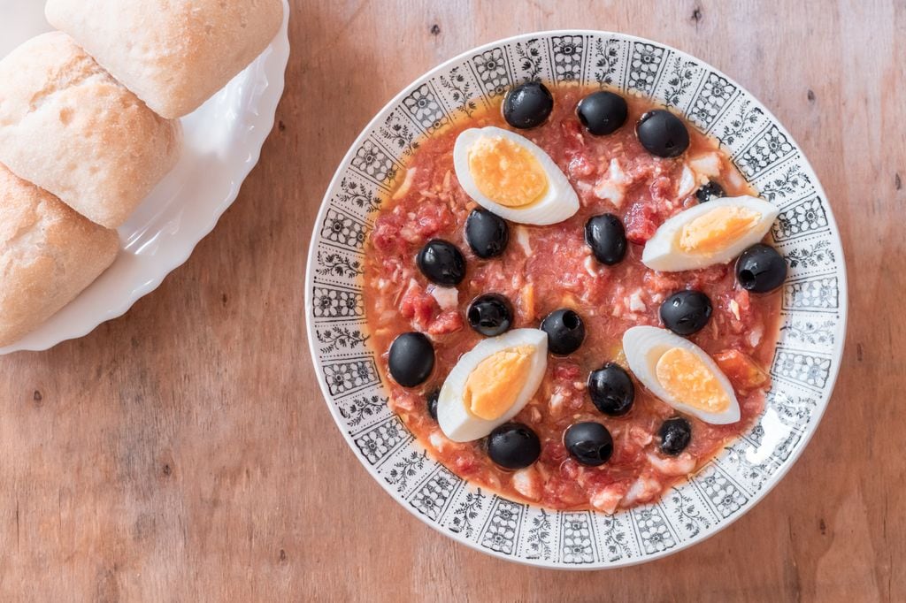Tomate en conserva, atún, huevo cocido y aceitunas negras, los ingredientes principales de esta rica ensalada